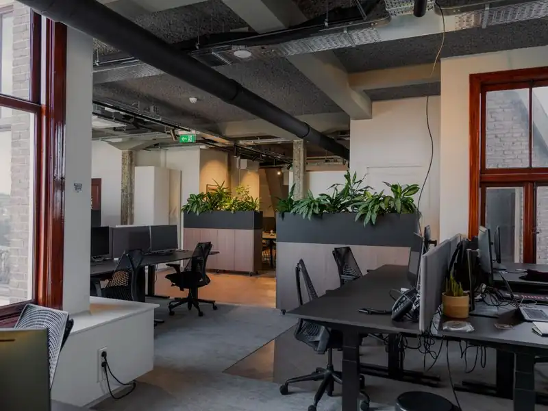 SEO analiz süreci — modern ofis iç mekânı